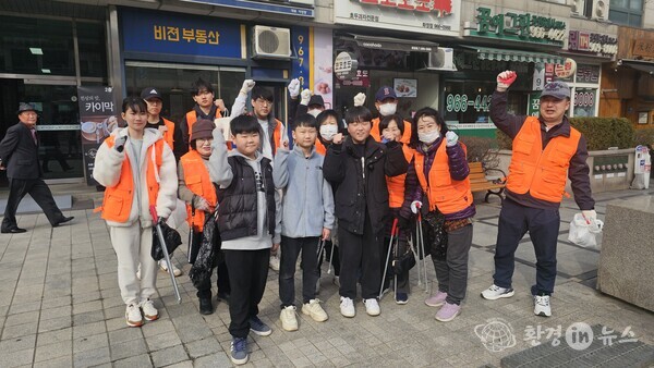 봉사자들과 함께하는 백양초 6학년 이영준, 김민제, 송재민군